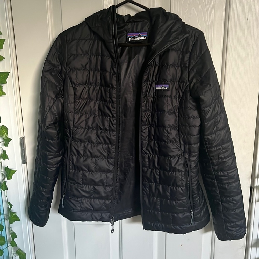 Women’s small black Patagonia puffer!
